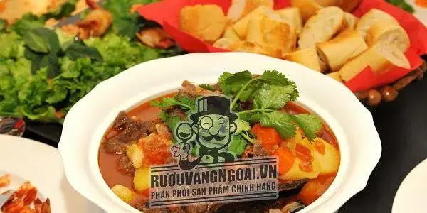 Cách nấu bò sốt vang ăn bánh mì chuẩn phong cách Âu