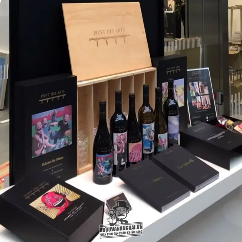 Vang Pháp Pont des Arts Yue Minjun Label Cote de Nuits Villages